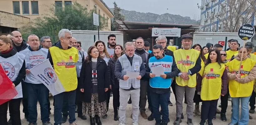 6 ŞUBAT’IN ÜÇÜNCÜ YILINDA: BU ŞEHİRDE SAĞLIK HİZMETİ HALA ENKAZ ALTINDA UNUTMADIK, ALIŞMADIK, VAZGEÇMEDİK