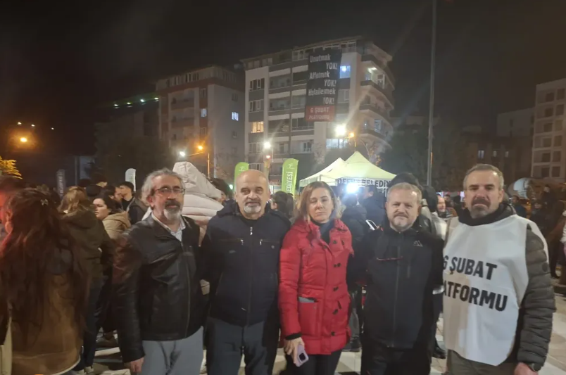 6 Şubat'ta Kaybettiklerimizi Anmak İçin Saat 04:17 de Uğur Mumcu Alanındaydık!