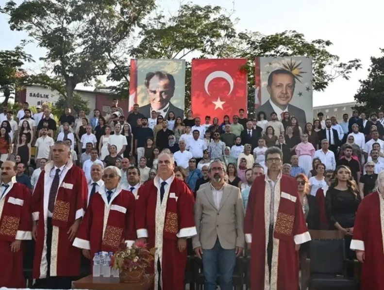 Hatay Mustafa Kemal Üniversitesi Tıp Fakültesi 2025-2026 Eğitim-Öğretim Yılı Diploma Töreni’ne katılarak genç meslektaşlarımızın mezuniyet sevincini paylaştık.